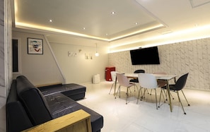 Premium-sviitti, kaupunkinäköala | Oleskelualue | LED-televisio, Netflix, lämmitetyt lattiat, suoratoistopalvelut