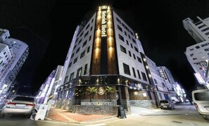 Un hôtel reconnaissable à son enseigne bien visible, à ses nombreux étages et à sa façade en briques.
