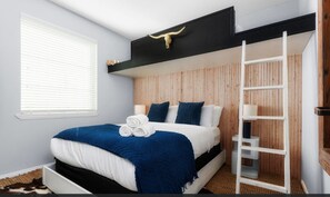 5 habitaciones, escritorio y tabla de planchar con plancha 