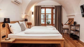 Comfort Double Room, Non Smoking, Private Bathroom | 1 bedroom, premium bedding, Tempur-Pedic beds, individually decorated