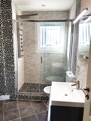 Douche, sèche-cheveux, serviettes fournies, savon