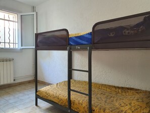 3 quartos, ferros/tábuas de passar roupa, roupa de cama