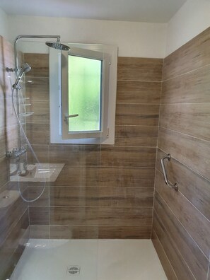 Douche, sèche-cheveux, serviettes fournies, papier toilette