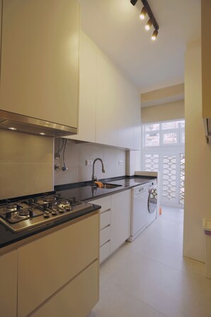 Fridge, microwave, stovetop, dishwasher