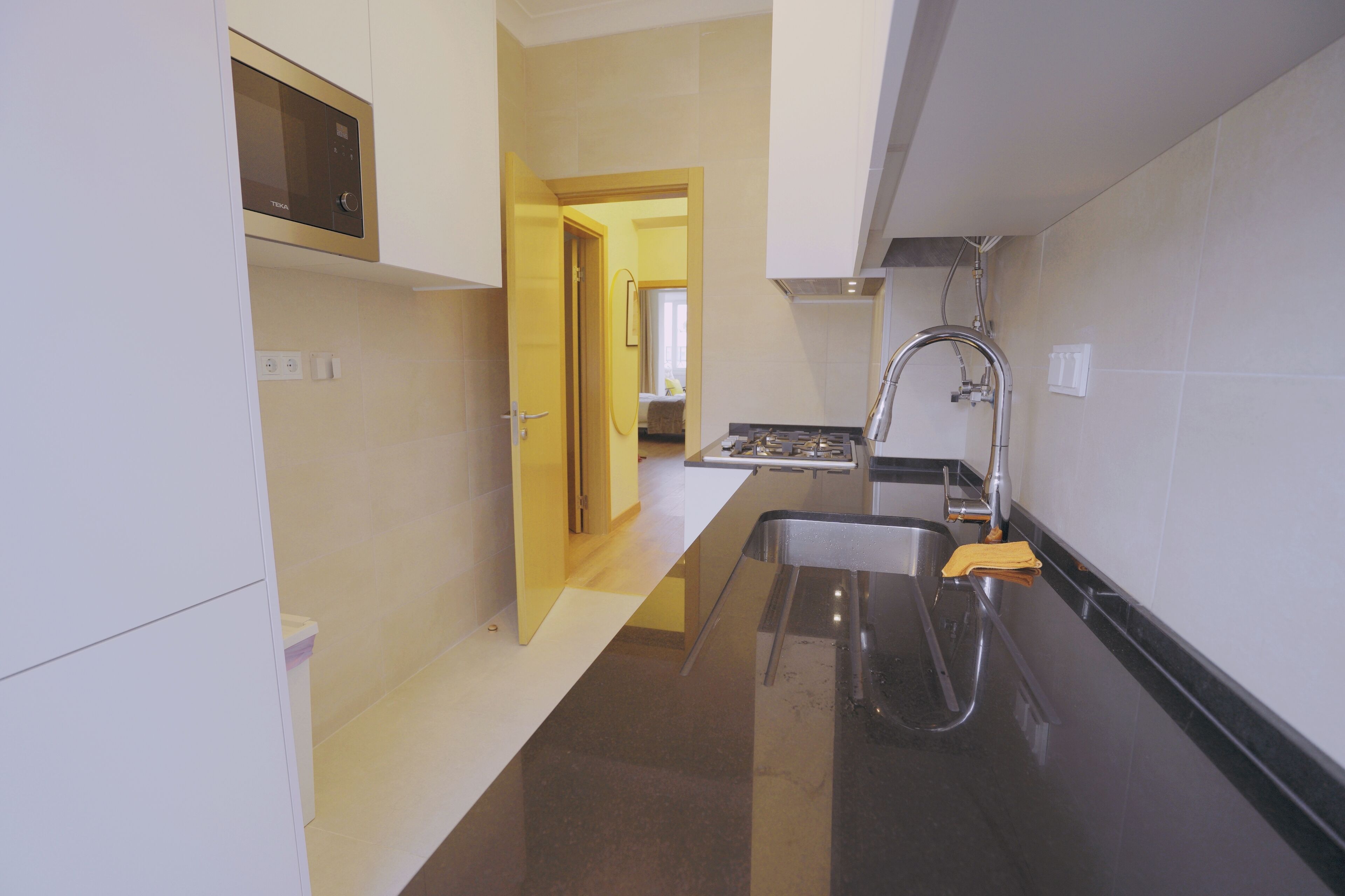 Réfrigérateur, micro-ondes, plaque de cuisson, lave-vaisselle