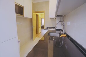 Fridge, microwave, stovetop, dishwasher - Lisbon Charm 94D Central & Historical & Next to Subway (Lisboa)