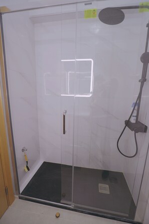 Secador de pelo, toallas, shampoo, papel higiénico