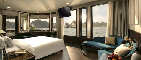 Presidential Suite with Balcony and Bathtub - Starlink Network Access | Bàn, khu vực làm việc phù hợp cho laptop, bộ trải giường