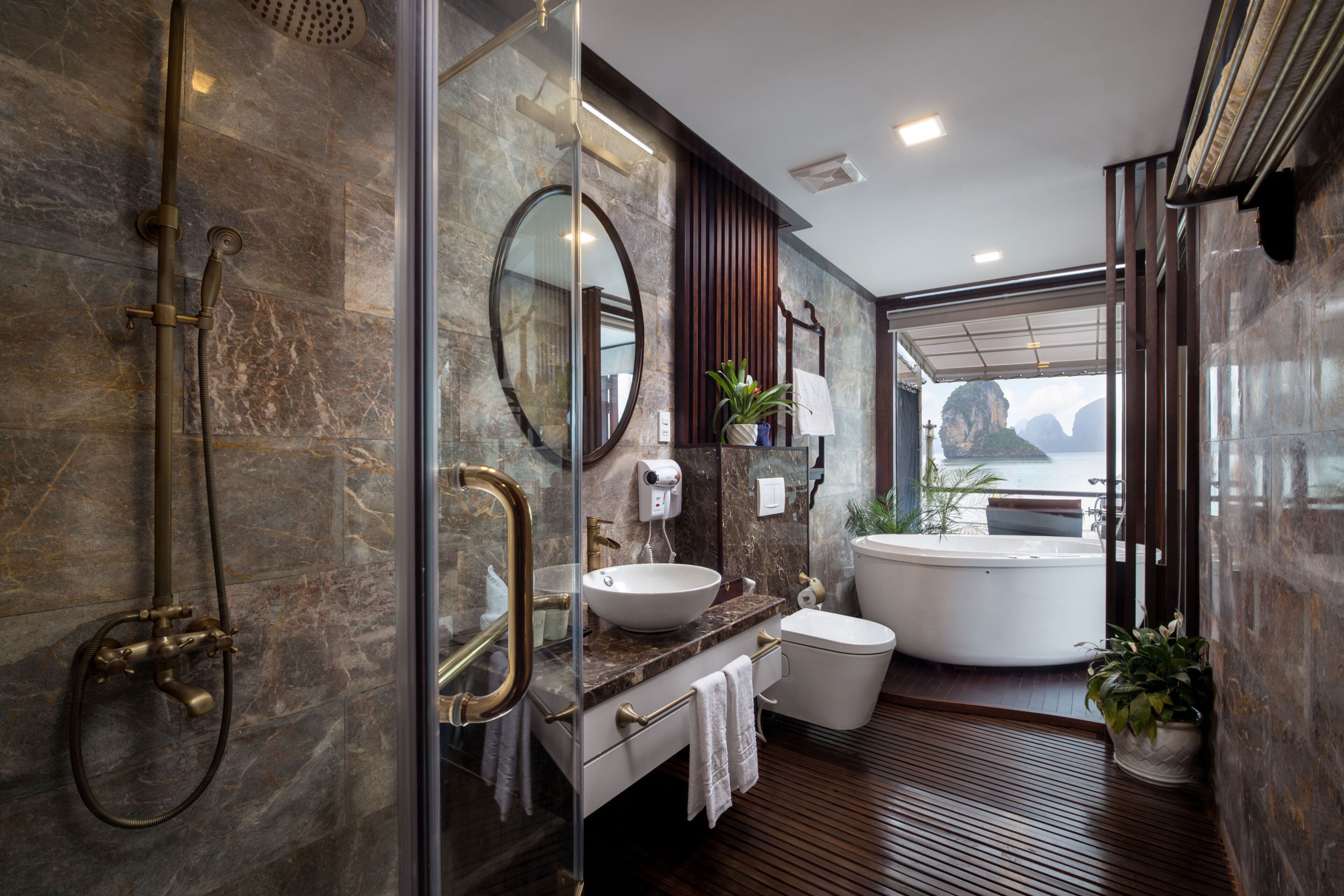Presidential Suite with Balcony and Bathtub - Starlink Network Access | Bathroom | Separate tub and shower, hydromassage showerhead, free toiletries