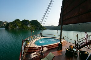 Outdoor pool - Amanda Grand Lux Cruises Ha Long Bay (Ha Long)