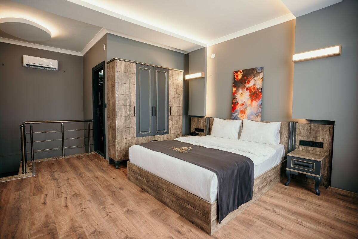 Hypo-allergenic bedding available, minibar, in-room safe
