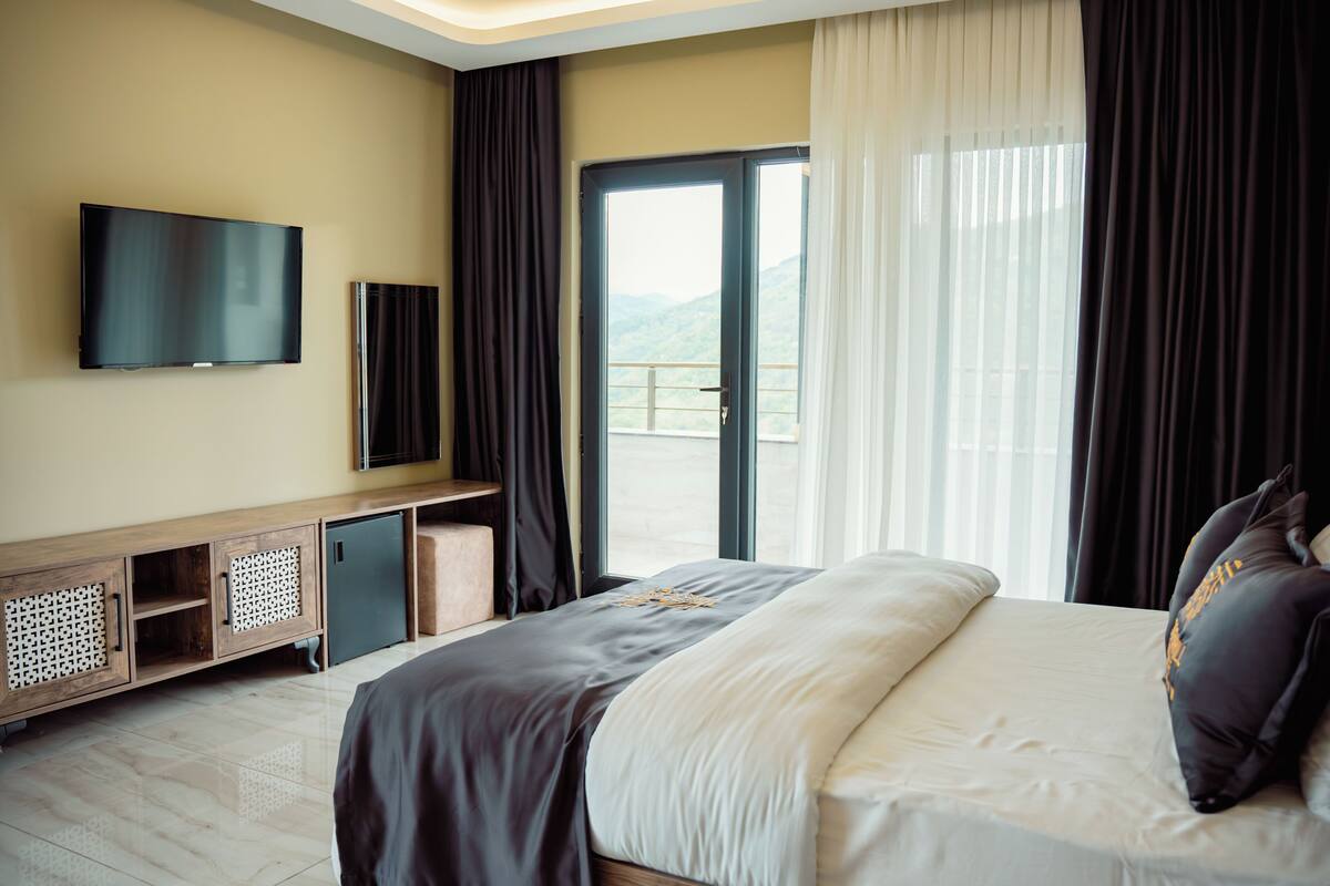 Panoramic Suite | Hypo-allergenic bedding available, minibar, in-room safe