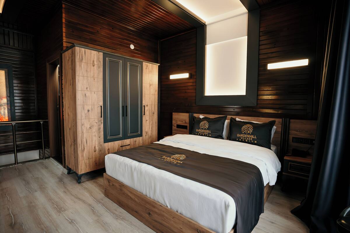 Business Bungalow | Hypo-allergenic bedding available, minibar, in-room safe