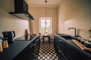 Fridge, oven, stovetop, dishwasher - Gut Försterlay - Boutique Apartments im Historischen Winzerhaus - Wohnung 2 (Lösnich)
