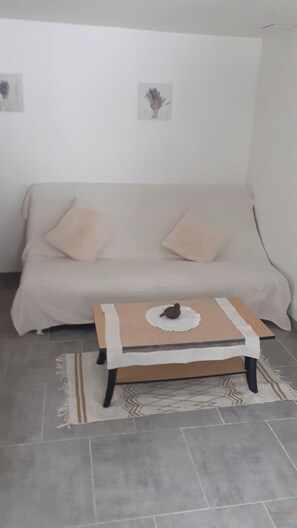A living room with a sofa and a coffee table. - Chalet Familial A LA Montagne AU Coeur DES Hautes Vosges Proche Alsace HTE Saone (SAINT MAURICE SUR MOSELLE)