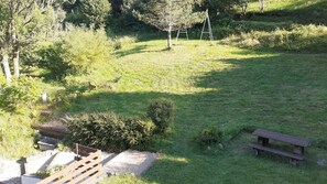 A grassy outdoor area with a wooden bench and a picnic table. - Chalet Familial A LA Montagne AU Coeur DES Hautes Vosges Proche Alsace HTE Saone (SAINT MAURICE SUR MOSELLE)