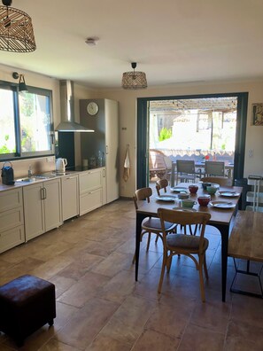 Dining - Joli Gîte 4 , Accessible PMR Près D'uzès, du Pont du Gard, et du Musée Haribo (Vallabrix)