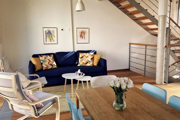Sitting area with convertible sofa for 2 people.