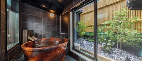 Casa Deluxe | Bagno | Vasca e doccia separate, set di cortesia gratuito, asciugacapelli, bidet