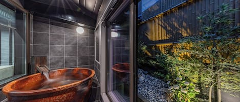 Hus Deluxe | Badrum | Badkar och dusch, gratis toalettartiklar, hårtork och bidé