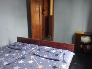 3 bedrooms, in-room safe, iron/ironing board, WiFi - apartment with three bedrooms and living room (Zugdidi)