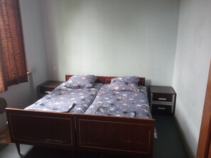 3 bedrooms, in-room safe, iron/ironing board, WiFi