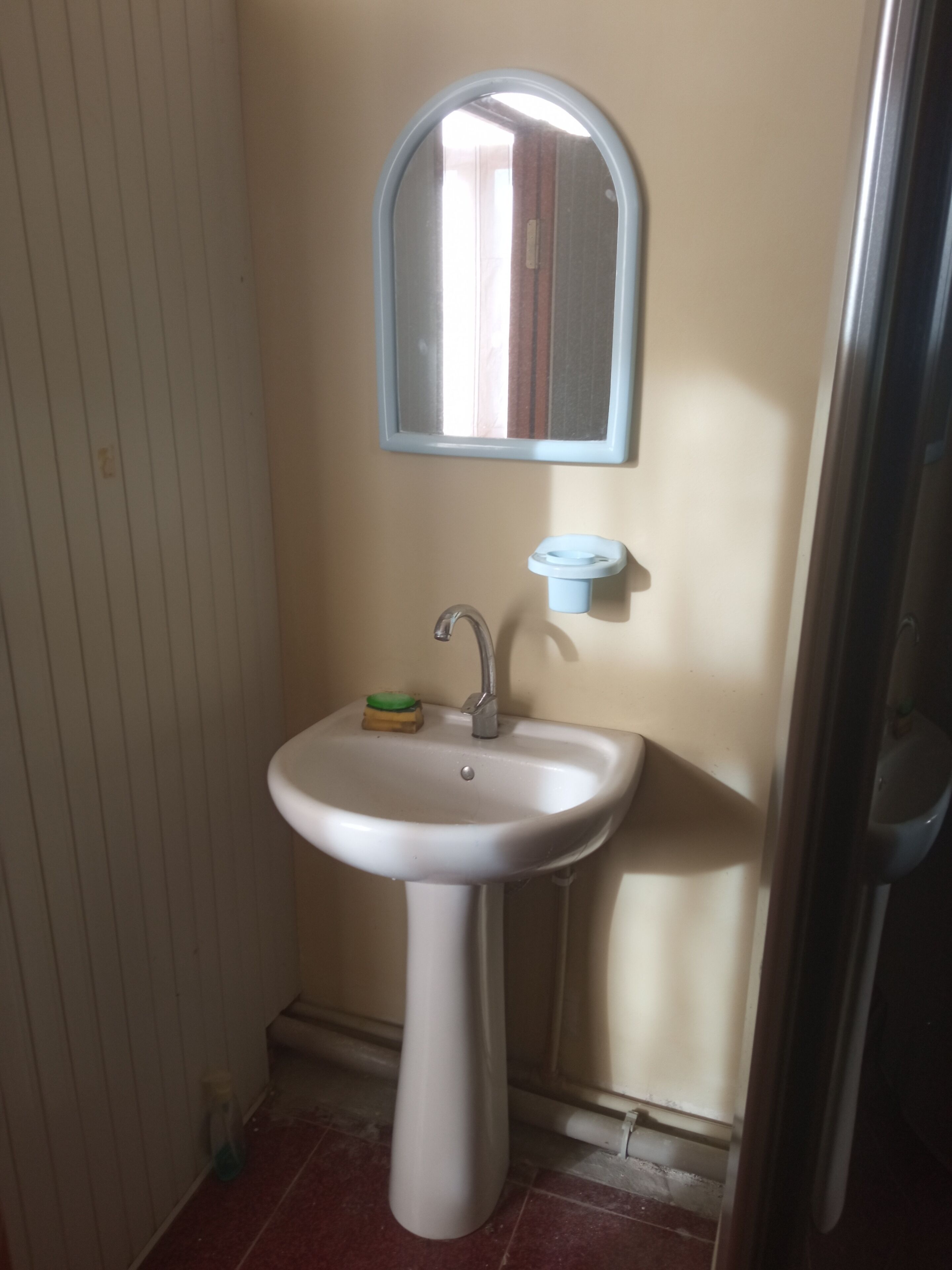 Douche, sèche-cheveux, serviettes fournies, savon