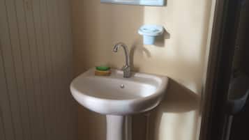 Douche, sĂšche-cheveux, serviettes fournies, savon