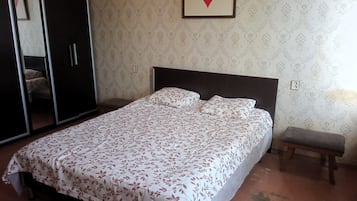 3 quartos, cofres nos quartos, ferros/tábuas de passar roupa, Wi-Fi