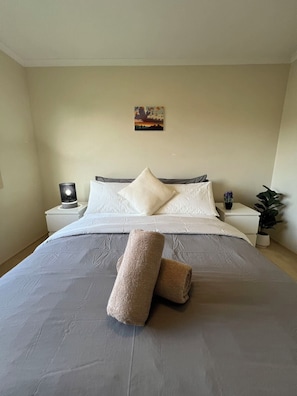 4 bedrooms, iron/ironing board, WiFi, bed sheets