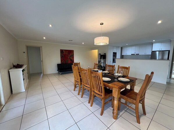 Dining - Spacious cheerful and comfortable family home (McKellar)