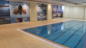 Una piscina cubierta