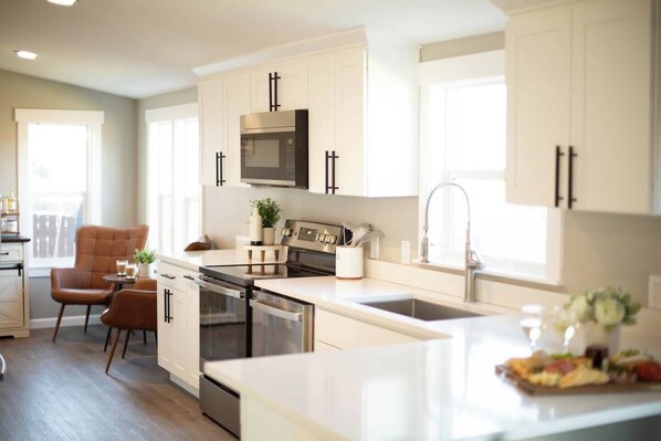 Refrigerador, microondas, horno, placa de cocina