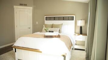 3 bedrooms, desk, iron/ironing board, travel crib