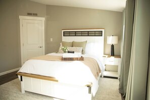 3 habitaciones, escritorio y tabla de planchar con plancha 