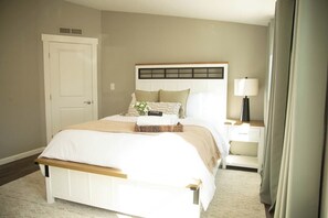 3 Schlafzimmer, Schreibtisch, Bügeleisen/Bügelbrett, Reisekinderbett