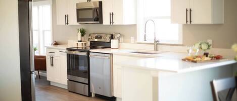 Refrigerador, microondas, horno y parrilla de estufa