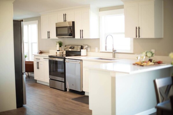 冰箱、微波炉、烤箱、炉灶