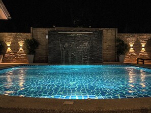 Una piscina al aire libre (de 07:00 a 22:00), sombrillas, tumbonas