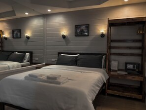 Frigobar, cofres nos quartos, escrivaninha