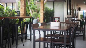 Outdoor dining - MANGOES PATTAYA (Sattahip)