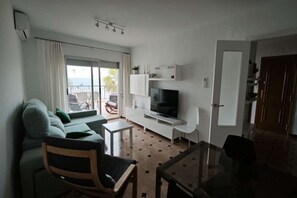 Smart TV, computer monitors - Casa en Primera Línea de Playa en Jávea. Ideal Para Familia y Teletrabajo (Xàbia)