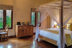 Un dormitorio con cama con dosel, muebles de madera y ventanas con luz natural.