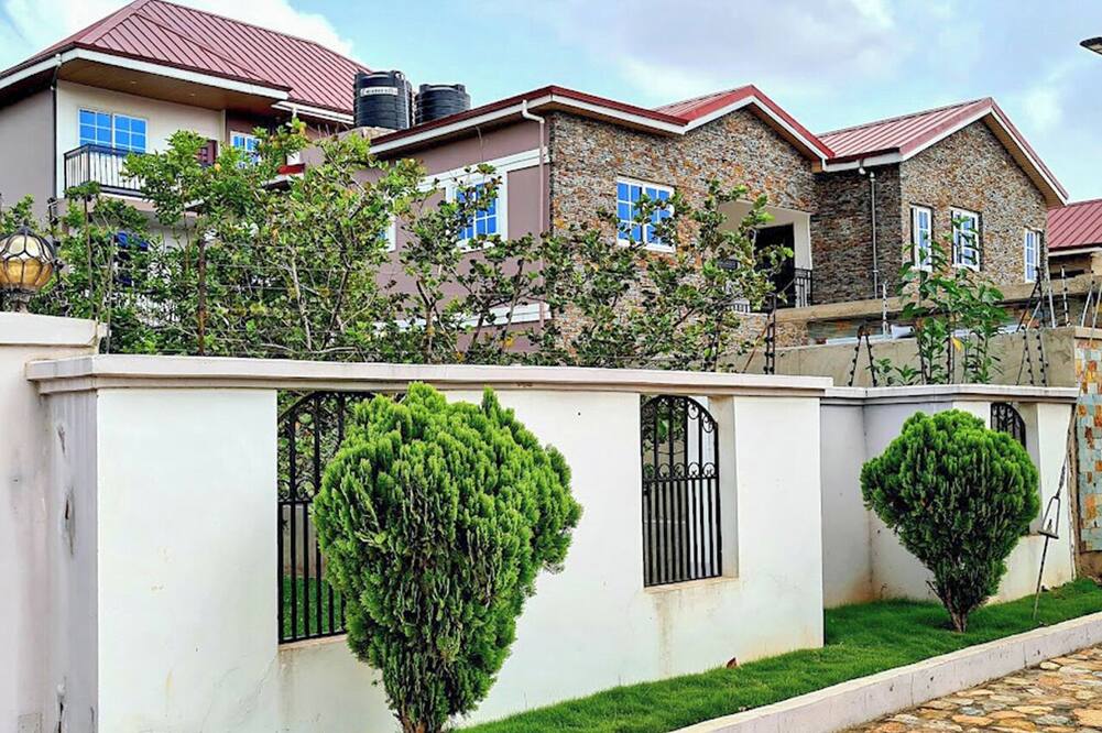 Comfy & Cozy Hideout Close to Highway
