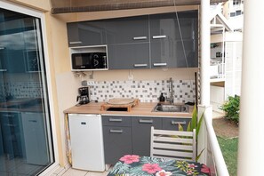 Jääkaappi, mikroaaltouuni, liesi, kahvin-/teenkeitin