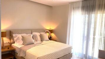 Lúxusstúdíóíbúð - sjávarsýn | Hljóðeinangrun, straujárn/strauborð, ókeypis þráðlaus nettenging, rúmföt