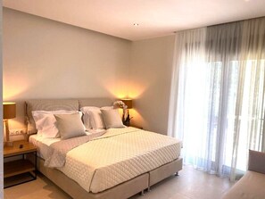 Luxury Studio, Sea View | Soundproofing, iron/ironing board, free WiFi, bed sheets