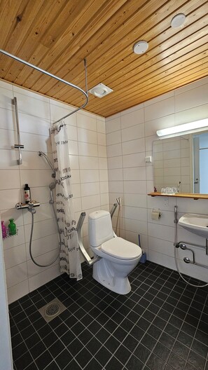 Shower, bidet, towels, soap - Taiga Resort (Oulu)