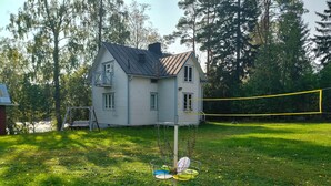 A house with a yard and a volleyball net. - Taiga Resort (Oulu)