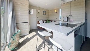Geladeira, micro-ondas, fogão, cooktop